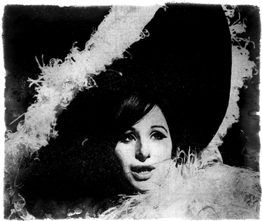 Streisand in Belle hat