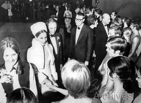 Streisand shakes hands with Manitobans