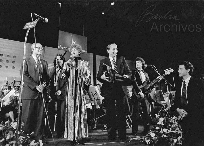 Streisand at microphone at Tel Aviv Hilton