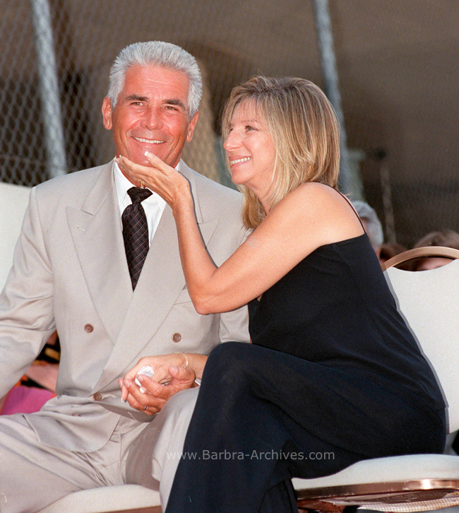 Brolin and Streisand kiss